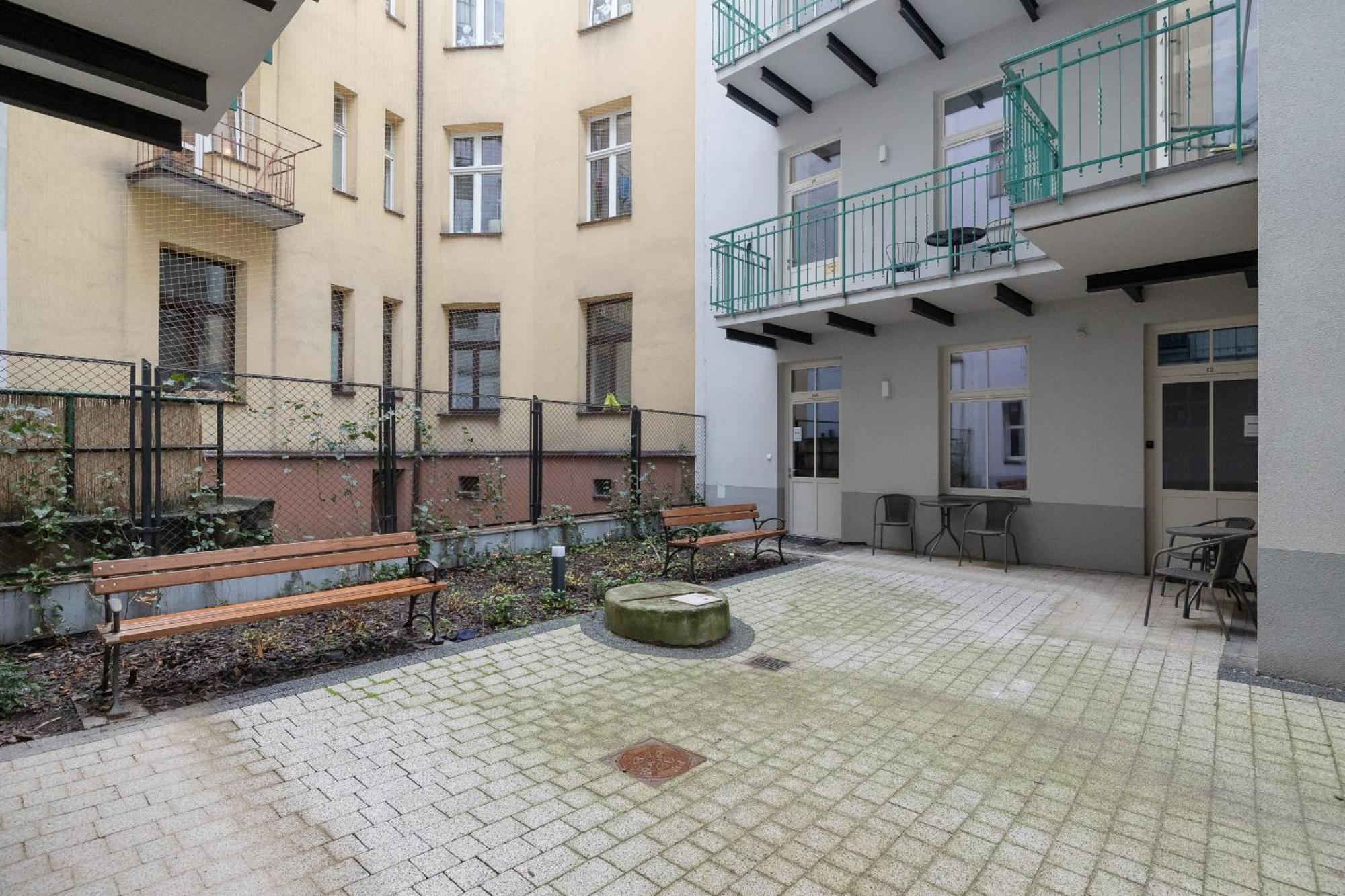 Beautiful & Stylish Dietla With Air Conditioning By Renters Apartamento