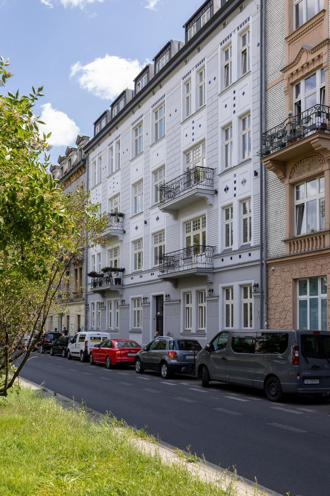 Beautiful & Stylish Dietla With Air Conditioning By Renters Apartamento